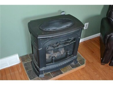 Living Room. Gas stove.