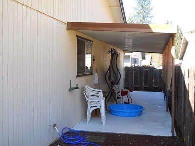 716 Brookside Cir, Rogue River, OR 97537 - photo 2