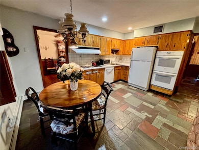 8 Rope Ct, Melville, NY 11747 - photo 5