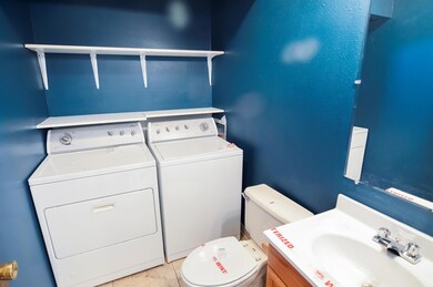 1/2 Bath/Laundry