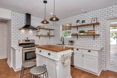 3130 N 26th Pl-large-007-28-Kitchen-1500
