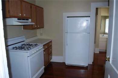 Cozy furnished kitchen: gas stove, refrigerator, w