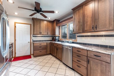 1609 Rainbow Dr, Cedar Falls, IA 50613 - photo 2