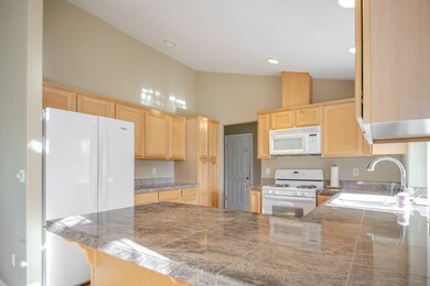 2841 SW Cascade Vista Dr, Redmond, OR 97756 - photo 3