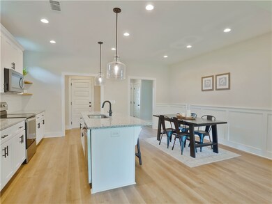Kitchen & Dining area - Large center island