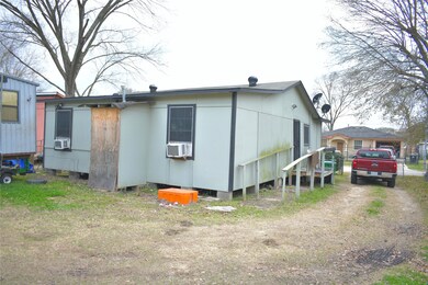 7922 Maxroy St, Houston, TX 77088 - photo 4