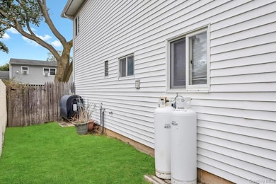 833 Bermuda Rd, West Babylon, NY 11704 - photo 3