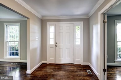 10518 Hunting Crest Ln, Vienna, VA 22182 - photo 2