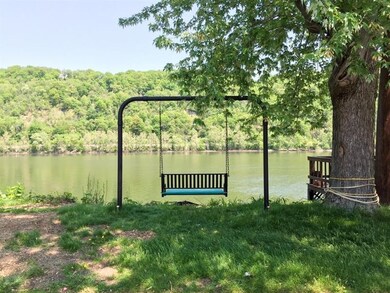 BEAUTIFUR RIVER VIEW.  ENJOY SITTING ON THE SWING 