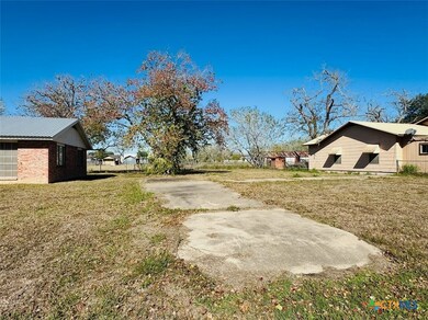 109 E 9th St, Yorktown, TX 78164 - photo 2