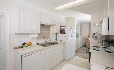 1033_Rolal_Palm_-_Kitchen_1