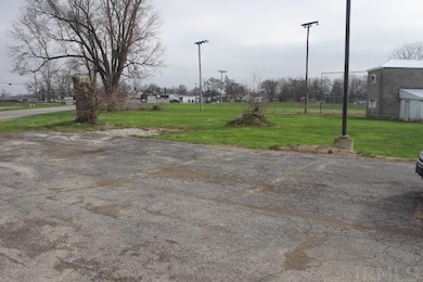 927 W Walnut St, Albany, IN 47320 - photo 4