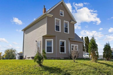 908 W 3rd St, Vinton, IA 52349 - photo 2