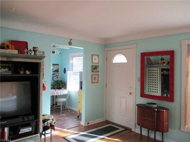 Open to Eat-in Kitchen