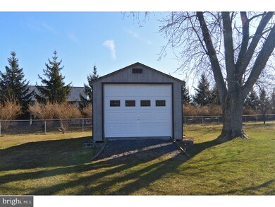 7 Roberta Ln, Royersford, PA 19468 - photo 2