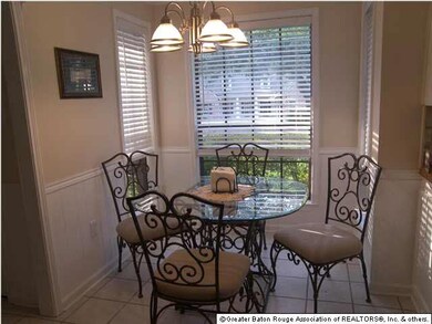 breakfast area with bay window