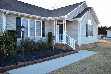 2477 Foxfire Ln, Burlington, NC 27217 - photo 2