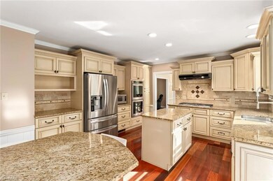 5106 Woodberry Forest Rd, Greensboro, NC 27406 - photo 6