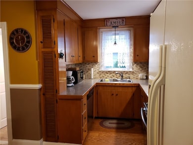 KITCHEN - ALL APPLIANCES REMAIN INCLUDING DISHWASH