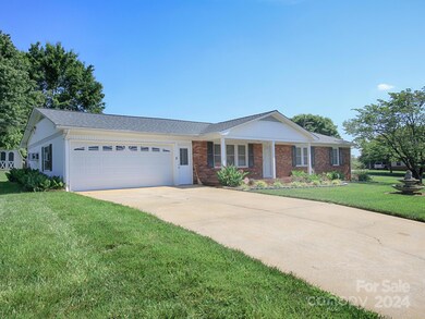 711 N Carolina Ave, Statesville, NC 28677 - photo 2