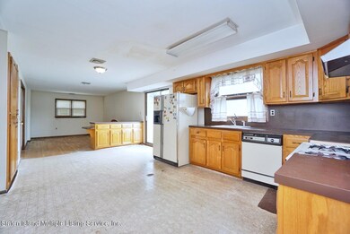178 Pleasant Plains Ave, Staten Island, NY 10309 - photo 4