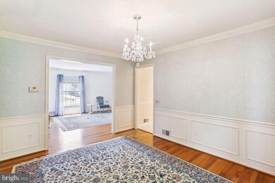 8801 Fox Hills Trail, Potomac, MD 20854 - photo 5