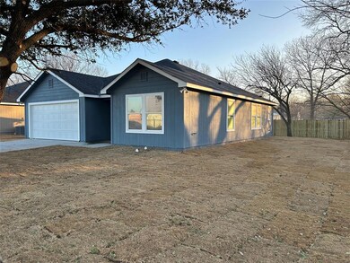 522 Walker St, Bonham, TX 75418 - photo 2