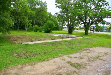 413 Lulac St, Alvin, TX 77511 - photo 2