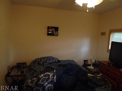 319 N Sherman St, Lincoln, IL 62656 - photo 2