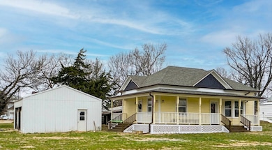 604 N 3rd St, Lincoln, KS 67455 - photo 2