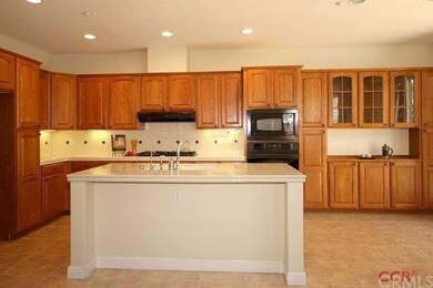 Center double sink eat in bar in expansive ktichen