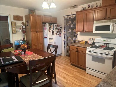 Eat-in Kitchen