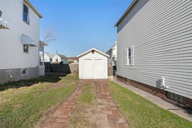 129 Franklin Ave, Vandergrift, PA 15690 - photo 3