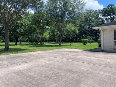 3009 W Parkwood Ave unit B, Friendswood, TX 77546 - photo 2