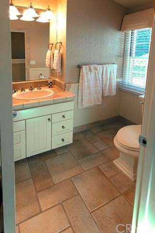 Upstairs hall full bath with tub/shower