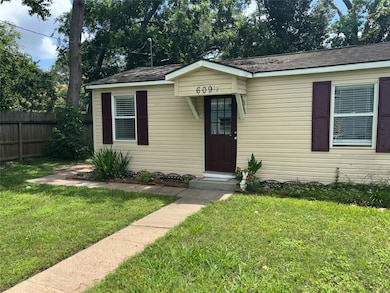 609 1/2 W Lang St, Alvin, TX 77511 - photo 2