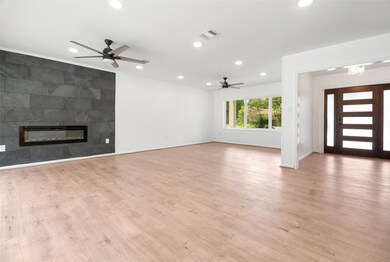 Huge living room w/ electric fireplace