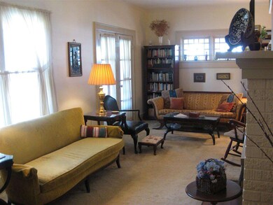 LR with access to screened porch