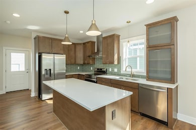 816 E Edison Ave, Des Moines, IA 50315 - photo 2