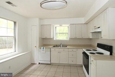 18124 Tompkins Ct, Dumfries, VA 22026 - photo 4