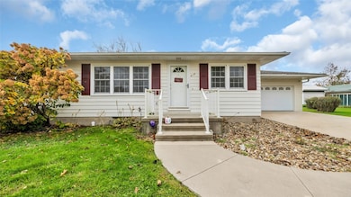 218 Riverview Dr, Vinton, IA 52349 - photo 2