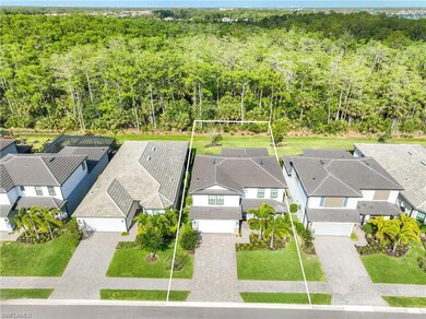 Bird's eye view with a view of trees and a residen