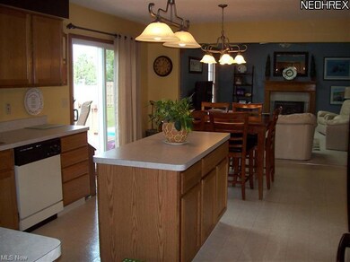 Center-Island Oak Kitchen has all appliances stayi