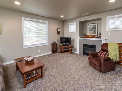 1255 W McKinney Butte Rd unit B, Sisters, OR 97759 - photo 3