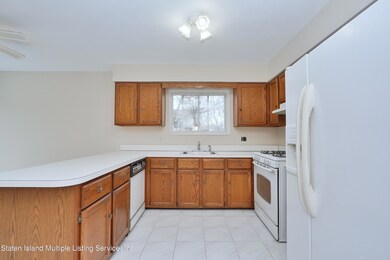 81 Dina Ct, Staten Island, NY 10306 - photo 7