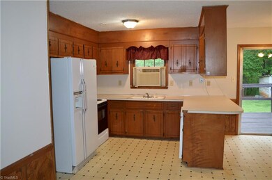 160 E Edison Dr, Statesville, NC 28625 - photo 6