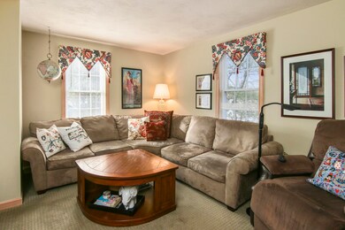 006-photo-family-room-7928570
