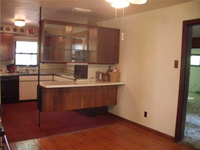 Dining Room. Hardwood Floor