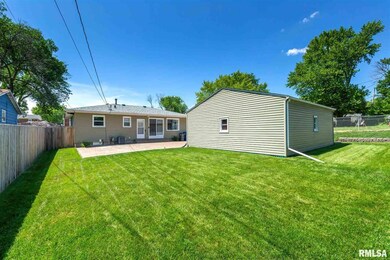 2833 Magnolia Dr, Bettendorf, IA 52722 - photo 4