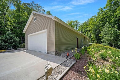 11085 attached garage